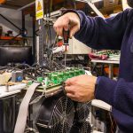 Jornada ciberseguridad: ZGR participará en la jornada. En la foto, el equipo de ZGR trabajando en la producción de un equipo eléctrico ciberseguro