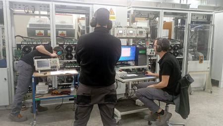 DVR - Un equipo de ingenieros de ZGR haciendo pruebas a un DVR de alta potencia