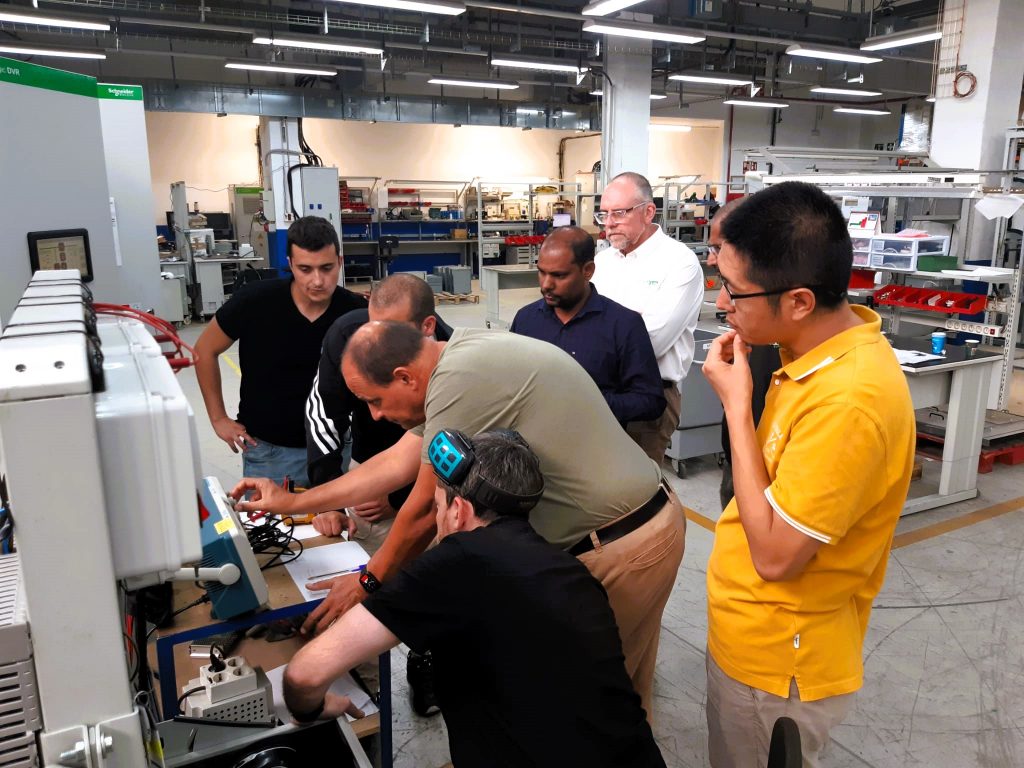 Momento de la formación a los técnicos de Schneider Electric en ZGR Corporación