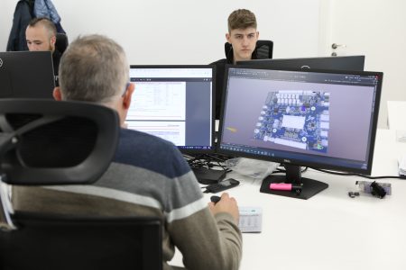 ZGR Corporación trabaja en el proyecto Sec2Grid de ciberseguridad para equipos de electrónica de potencia. Una foto de ingenieros en el área de innovación.