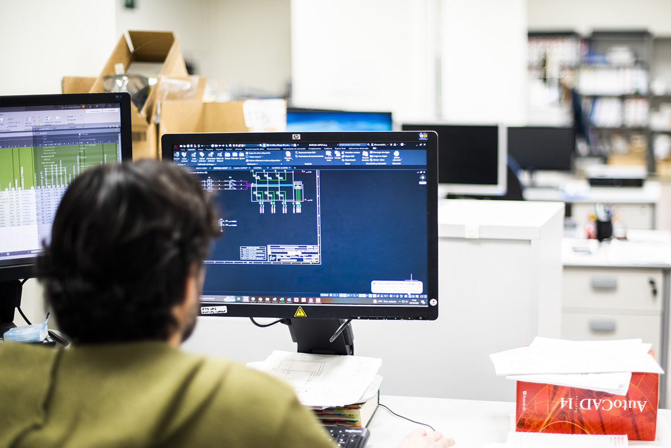 Técnico de ZGR Corporación trabajando en proyectos de innovación y desarrollo tecnológico