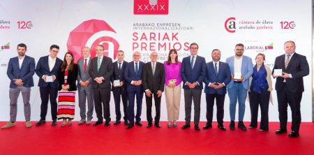 Foto de autoridades y premiados - Premios a la Internacionalización de la Cámara de Comercio de Álava 2025