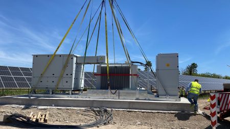 Inversor Central integrado. Momento de su instalación en planta fotovoltaica de la Cooperativa Eléctrica de Callosa d´en Sarrià
