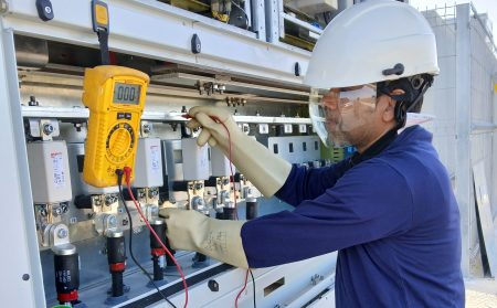 técnico ZGR Corporación en las pruebas del Inversor Central de 3000 kW instalado para la Cooperativa Eléctrica de Callosa d´Ensarrià.
