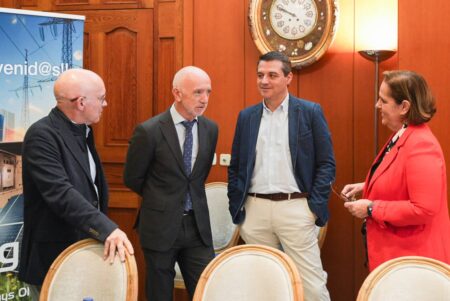 El Consejero Delegado de ZGR, Íñigo Segura, conversando con el Alcalde de Córdoba, José María Bellido.