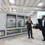 Secretario de Estado visitando la planta de producción de ZGR Corporación en Córdoba. El CEO de ZGR, Íñigo Segura, le explica la tecnología de PCS de ZGR