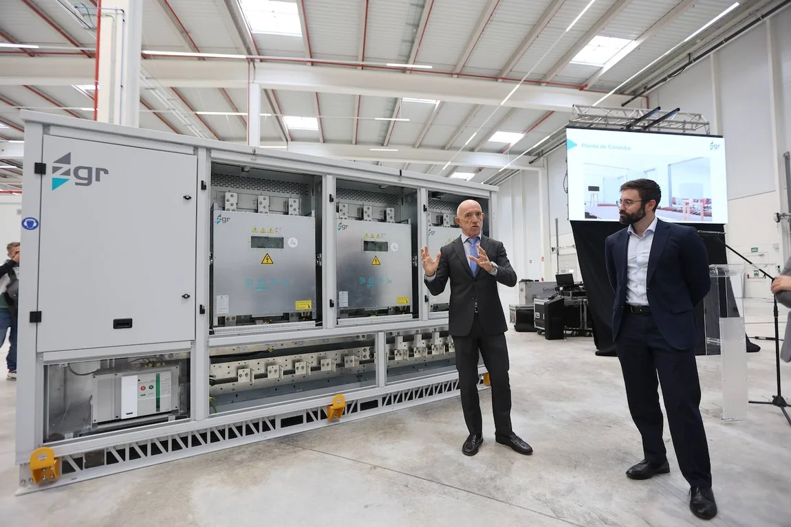 Secretario de Estado visitando la planta de producción de ZGR Corporación en Córdoba. El CEO de ZGR, Íñigo Segura, le explica la tecnología de PCS de ZGR
