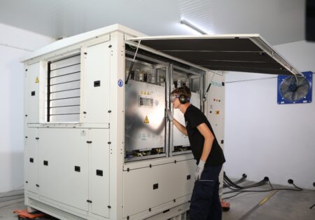 Técnico de ZGR Corporación trabajando en un PCS 3000 V 