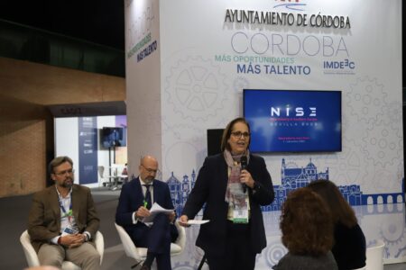 Un momento de la mesa redonda "El proyecto tecnológico de la Base Logística del Ejército de Tierra en Córdoba", con presencia de Ildefonso Hoyo, Plant Manager de ZGR Corporación en Córdoba