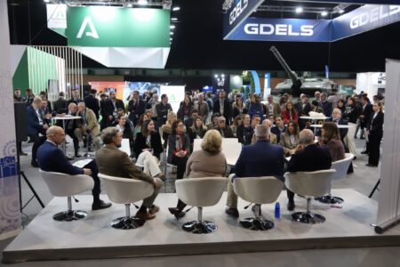 La mesa redonda: "El proyecto tecnológico de la Base Logística del Ejército de Tierra en Córdoba" contó con una importante asistencia de público, en el marco de de NISE Sevilla 2025