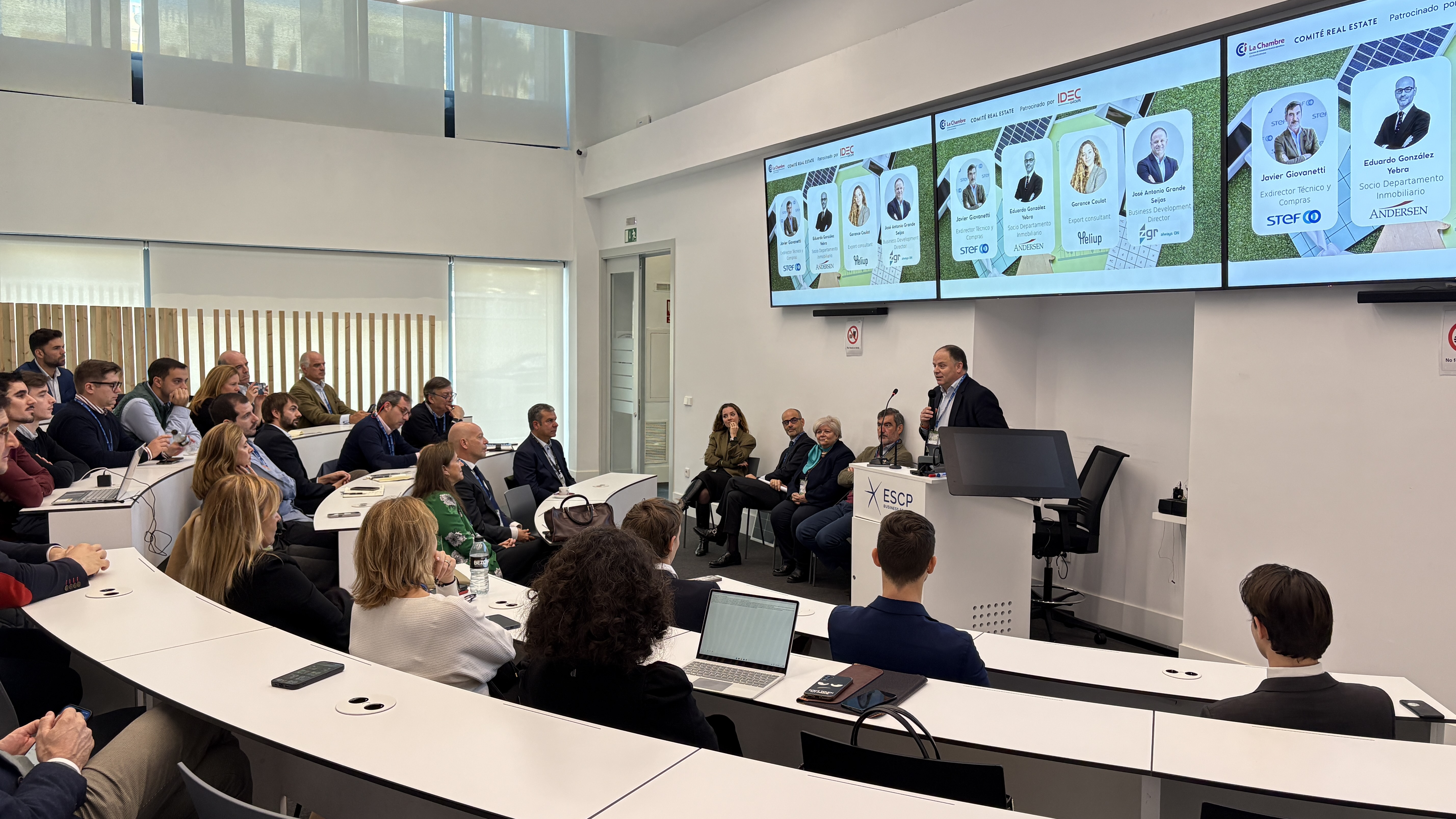 José Antonio Grande, director de Desarrollo de Negocio en ZGR Corporación, en un momento de la jornada organizada por la Cámara de Comercio Franco-Española, explicando las soluciones de ZGR para el Real State