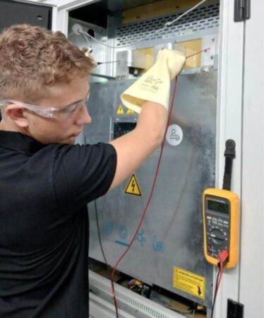 Técnico de ZGR Corporación en un proceso de mantenimiento y cambio de módulo - Inversores Centrales