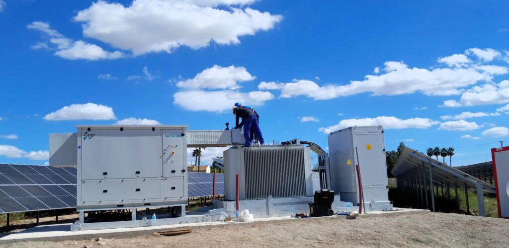 Inversor central de ZGR Corporación en un momento de su instalación en planta fotovoltaica