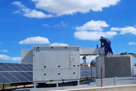 Solar & Storage - Inversor central ZGR PCS 3000 kW durante su instalación en una planta Utility Scale