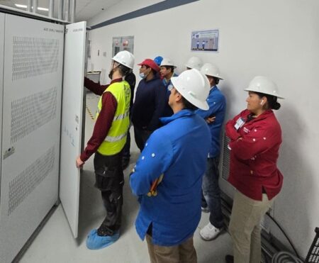 Servicio técnico para DVRs industriales. Equipo ZGR Corporación impartiendo una formación práctica al equipo de mantenimiento del cliente.