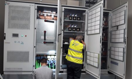 Ingenieros de servicio técnico operando en un equipo ZGR DVC SEPEC