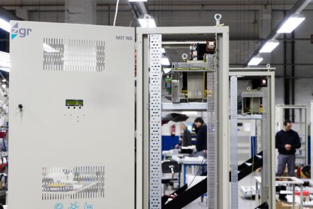 Rectificadores-cargadores tipo MIT NG, en un momento de su fabricación en la planta industrial de Vitoria de ZGR Corporación