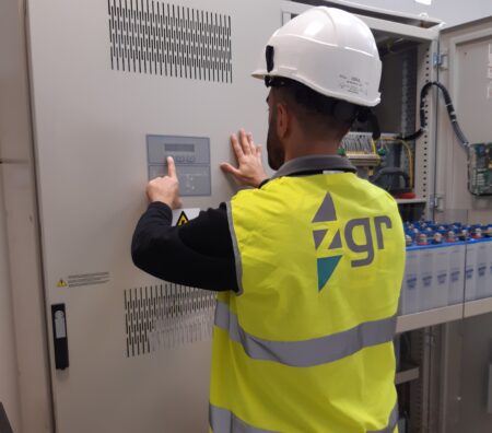 Técnico de servicio técnico de ZGR Corporación durante la puesta en marcha de un equipo de electrónica de potencia.